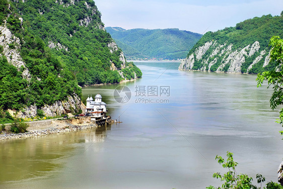 塞尔维亚与罗马尼亚之间的多瑙河峡谷蓝色森林曲线溪流教会山脉环境生态海岸图片