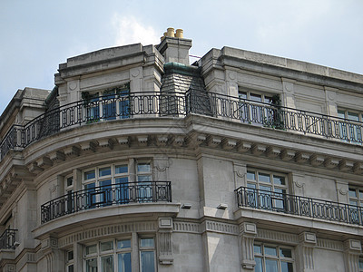 旧英文大楼建筑蓝色历史性天空阳台建筑学水平窗户图片
