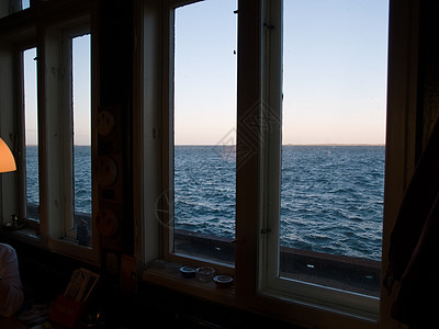 透过窗口向外看望海洋蓝色海滩假期天空框架闲暇风景波浪旅行窗户图片