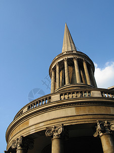 旧英文大楼尖顶建筑天空蓝色历史建筑学背景图片