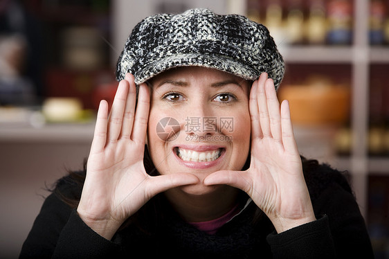 美貌女性的面容女孩黑发毛衣微笑框架棕榈帽子手指图片