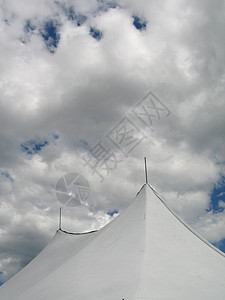 白色帐篷马戏团蓝色云景天空背景图片