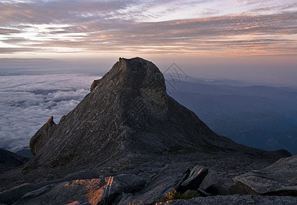 马来西亚婆罗洲州萨巴巴赫基纳巴卢山圣约翰峰顶图片