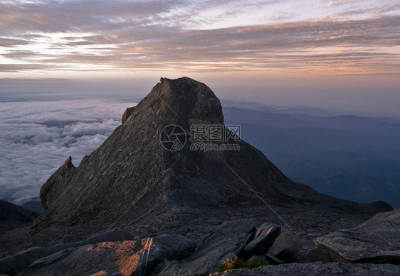 马来西亚婆罗洲州萨巴巴赫基纳巴卢山圣约翰峰顶图片