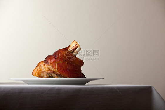 盘子上加土豆的猪肉皮肤香葱美味饺子食物桌子传统肉汁菜式美食图片