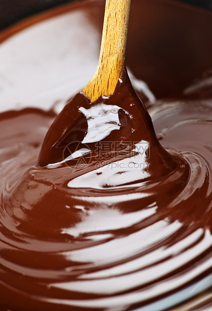 熔巧克力和勺子烹饪糖果液体融化烘烤宏观可可食物甜点小吃图片