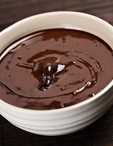 在碗中熔巧克力高清图片