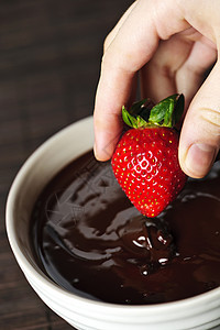 手把草莓撒在巧克力里可可甜点涂层美食水果液体手指宏观糖果浆果图片