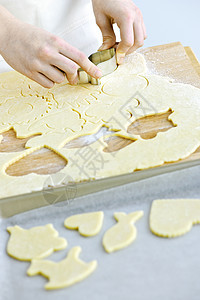 将饼干从面团中切开小吃款待床单手工女士刀具厨房烘烤厨师面包图片