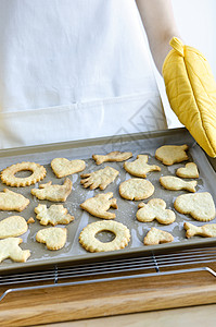 新鲜烤饼干手工羊皮纸托盘面包烤箱糖果女士甜点烹饪小吃图片