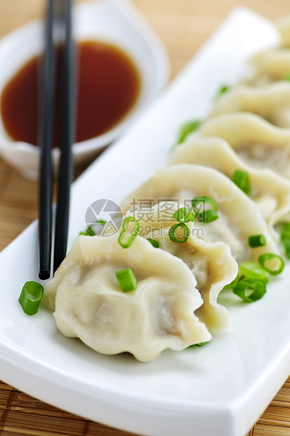 蒸锅和酱油点心大豆绿色晚餐烹饪服务午餐餐厅筷子美食图片