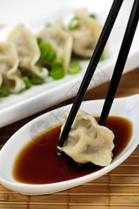 蒸锅和酱油点心大豆饺子菜肴餐厅烹饪服务盘子晚餐美食图片