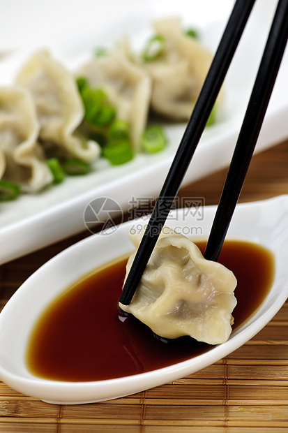 蒸锅和酱油点心大豆饺子菜肴餐厅烹饪服务盘子晚餐美食图片