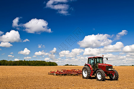 犁田中的拖拉机国家耕作耕种农场场地地球农业农田收获土地图片
