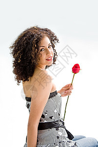 年轻美丽的黑发美女卷发肩带黑色女性肩膀玫瑰爆炸卷曲持有女士图片