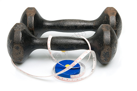 白色背景的旧铁哑铃和磁带计量器重量测量健康锻炼举重训练金属体操健身房运动背景图片