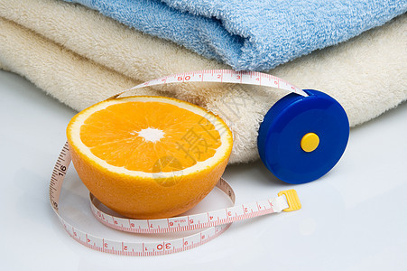 毛巾 胶布和半橙色橙子水果测量温泉白色蓝色图片