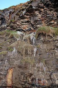 冰柱挂在悬崖上图片