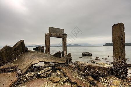 海边的旧建筑悲伤时间地平线日光反射情绪木板薄雾图片