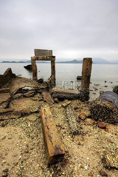 海边的旧建筑木板悲伤情绪薄雾日光地平线时间反射图片