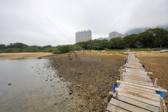 望着一座荒凉的平面建筑和高楼图片