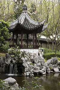 中国花园和池塘反射房子园林植物绿化凉亭花园宝塔雕像岩石图片