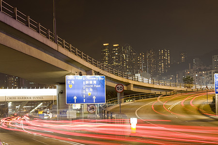 交通夜间运动地标公共汽车场景商业天空摩天大楼市中心速度旅行图片