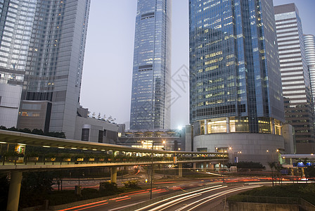 香港的贩卖办公室商业摩天大楼建筑运输驾驶蓝色城市车道场景图片