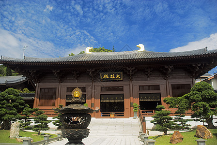 寺庙观光雕像木头框架大厅尼姑庵佛教徒访问游客花园图片