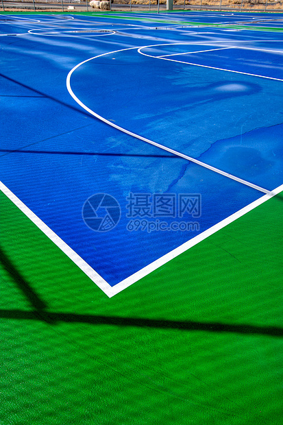 户外篮球法庭竞赛白色行动娱乐绿色篮球场犯规游戏蓝色运动图片