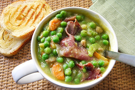Pea和Ham Soup汤杯小吃蔬菜萝卜食物勺子水平照片杯子健康饮食图片