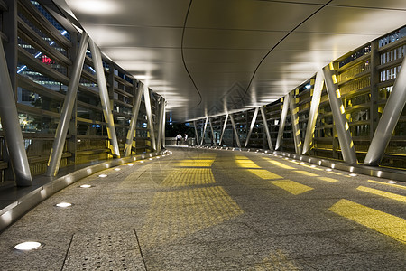 现代飞行建造街道交通玻璃场景路面运输建筑黑暗旅行图片