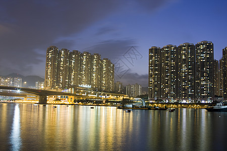 香港公共住房公寓区一楼铁路民众家庭蓝色土地运输住宅火车建筑天空图片