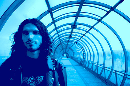 蓝隧道里长头发的男人图片