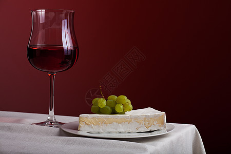 一杯红酒和甘白奶酪加葡萄酒精奶制品美食亚麻果皮酒杯食物桌布盘子甜点图片