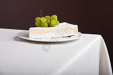 乳酪和葡萄 在麻布桌布上图片