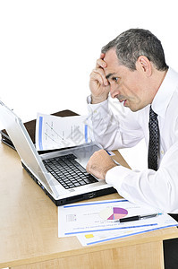 白人背景的办公桌上的生意人碰撞图表电脑危机金融办公室思维市场推介会经理图片