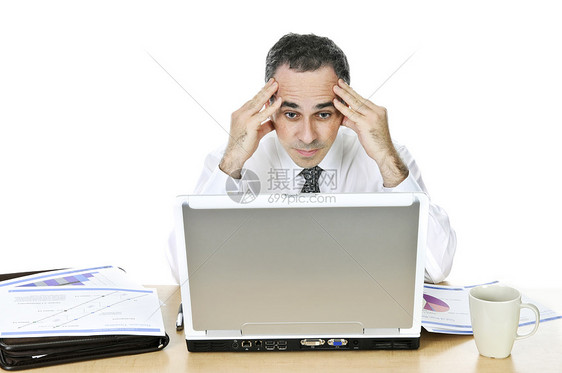 白人背景的办公桌上的生意人男性碰撞危机桌子电脑压力经纪人库存市场专业人员图片