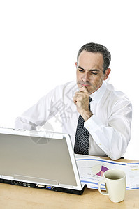 白人背景的办公桌上的生意人笔记本经纪人金融工人桌子思维领带电脑图表工作图片