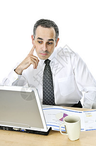 白人背景的办公桌上的生意人思维推介会人员男性商业中年桌子金融图表经理图片