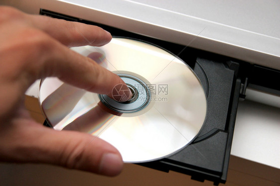 在 CD 播放器上插入 CD音响视频技术喷射体积光盘电影扬声器电子产品力量图片