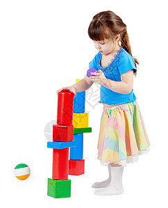 女孩建造一个玩具砖塔图片