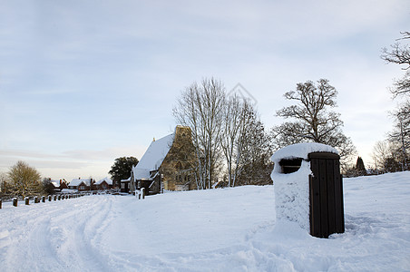 冬季教堂暴风雪国家教会环境农村建筑学垃圾桶场地小路雪景背景