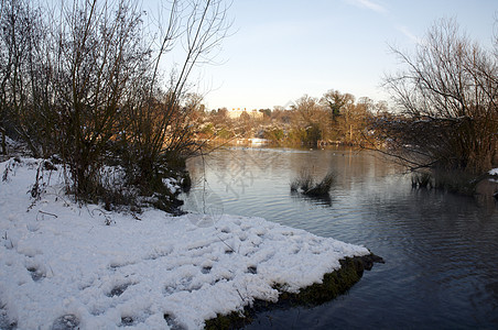 冬季湖池塘国家天气雪景反思降雪树木冻结季节场景图片