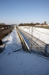 赛道上的雪金属阴影运输乡村基础设施铁轨旅行天气寒意轨枕图片