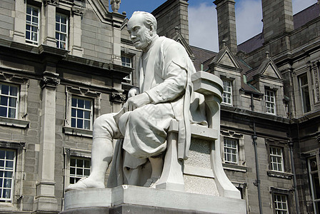 爱尔兰都柏林的三一学院校园三位一体大学纪念碑主席建筑雕塑图片