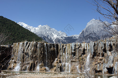 雪山下风景图片