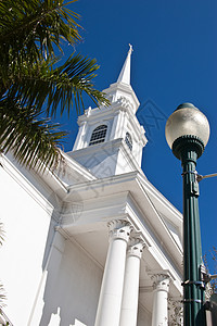 教堂监听器路灯尖顶天空蓝色棕榈宗教白色图片