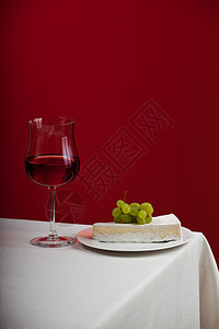 一杯红酒和甘白奶酪加葡萄亚麻美食酒杯甜点盘子果皮奶制品酒精桌布食物图片