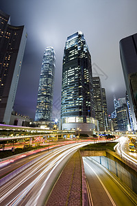 香港晚上与高楼大楼一起在香港a驾驶运输街道车道办公室商业旅游汽车速度蓝色图片